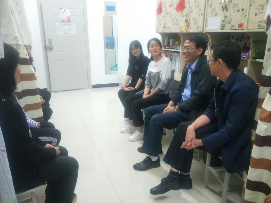 王志锋副校长与困难学生交流