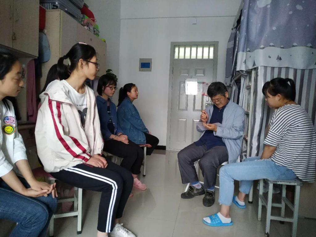 经济研究所副所长蔡国峰老师与困难学生交流