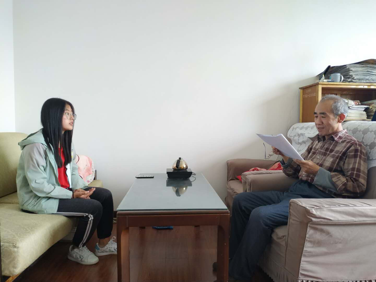 经济研究所副所长张贡生老师与困难学生交流