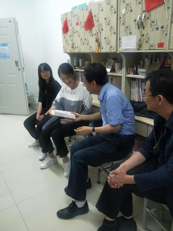 王志锋副校长给困难学生赠书