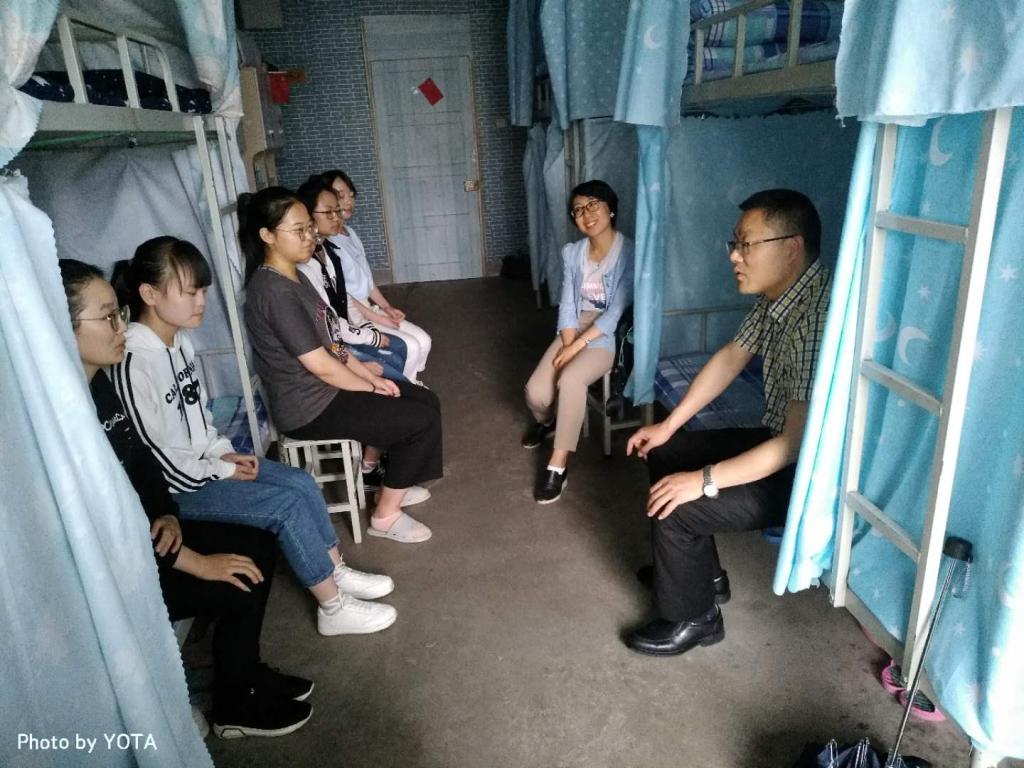皇冠welcome官网副院长柳江老师与困难学生交流