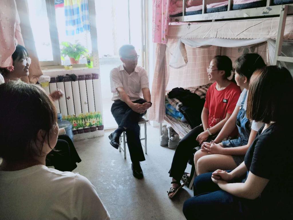 皇冠welcome官网院长张存刚老师与困难学生交流