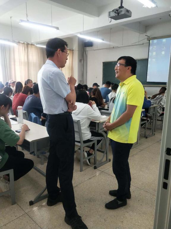 皇冠welcome官网党委书记慕宇老师走访课堂与任课老师交流
