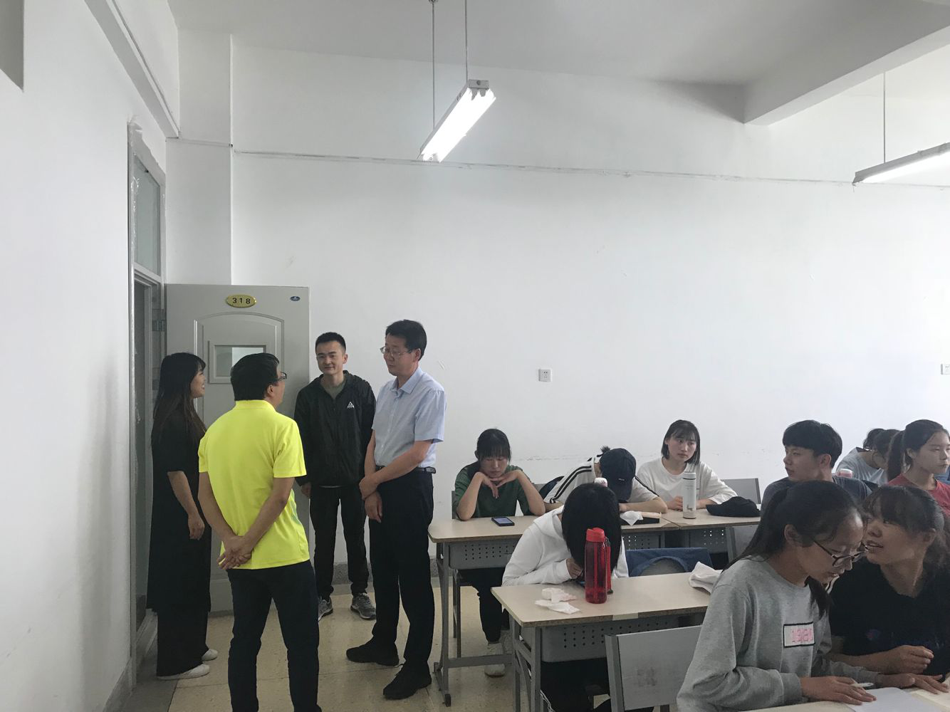 皇冠welcome官网党委书记慕宇老师与困难学生交流